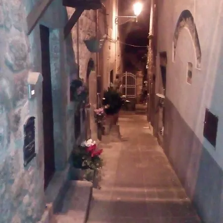 Sospesi Nel Borgo