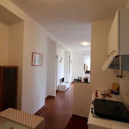 Sospesi Nel Borgo